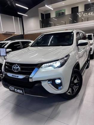 TOYOTA HILUX SW4 2.8 SRX DIAMOND 4X4 7 LUGARES 16V TURBO INTERCOOLER DIESEL 4P AUTOMÁTICO